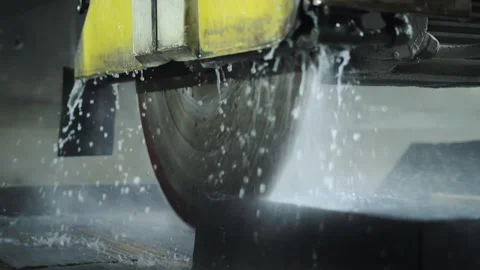 Cutting porcelain stoneware material on a special modern machine with water 스톡 동영상 254061440