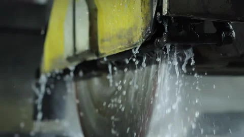 Cutting porcelain stoneware material with a special saw for the manufacture of Vidéo 255634748