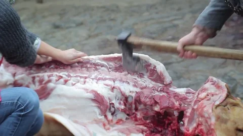 Cutting A Pork Ribs with Ax Stockbeeldmateriaal 70554948