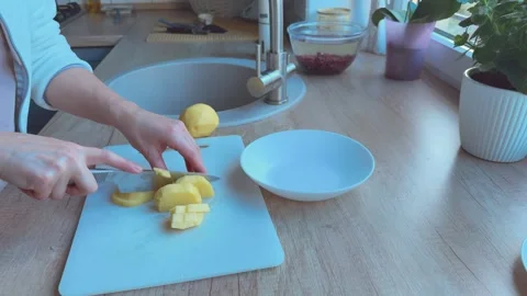 Cutting potato into cubes for soup or stew, Concept of home cooking Vídeos de archivo 341985792