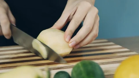 Cutting potato on the cutting board. Close up. Ring of potato. Cut vegetables 動画素材 112774989