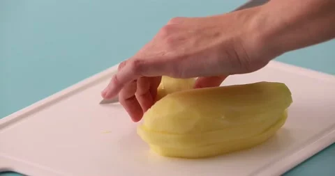 Cutting up potatoes 4 Vídeo Stock 132193885