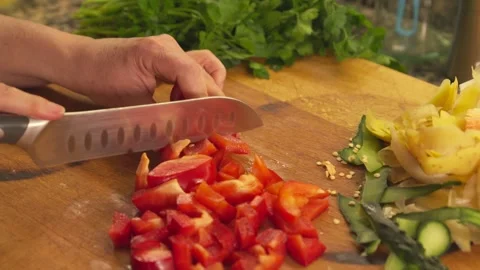 Cutting a red bell pepper for meal preparation Stock-Footage 331314013