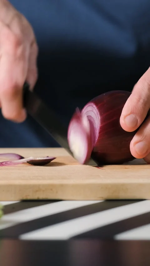 Cutting red onion on kitchen board, close-up 스톡 동영상 322220186