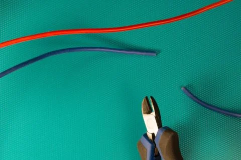 Cutting red or blue wire by wire cutters. Safety precautions, bomb neutraliza Foto stock