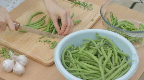 Cutting the remaining stems from fresh green beans outdoors Video stock 8367149