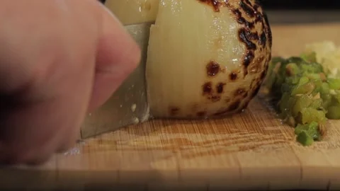 Cutting roasted onion Video stock 139015331