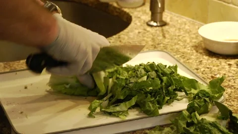 Cutting romaine lettuce Vídeos de archivo 143720082