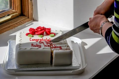 Cutting the Ruby Wedding anniversary cake Foto stock