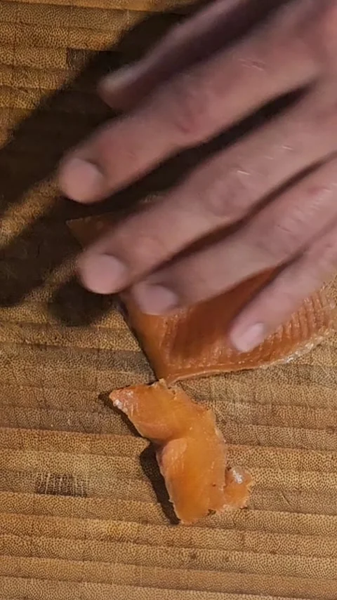 Cutting salmontraud Stockbeeldmateriaal 319438664