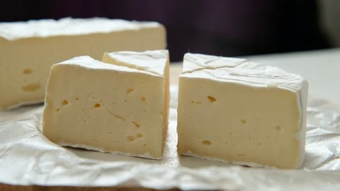 Cutting sectors of soft cheese brie or camembert, close up 스톡 동영상 125603618