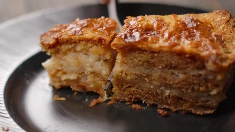 Cutting a slice of delicious homemade apple pie Video stock 314376949