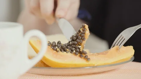 Cutting a slice of papaya Vídeo Stock 99725394