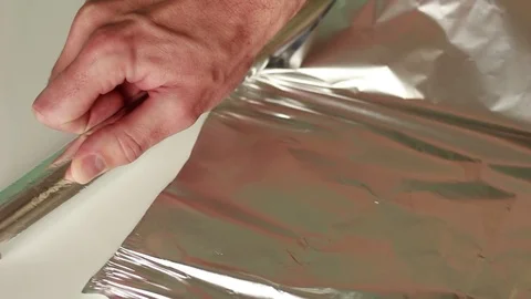 Cutting a slice of silver foil Vídeo Stock 73505442