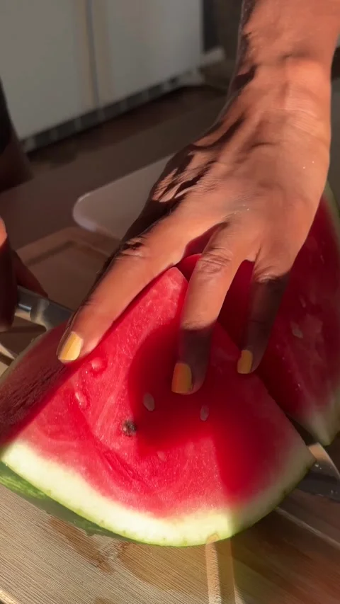 Cutting a slice of watermelon in half Vídeo Stock 313554377