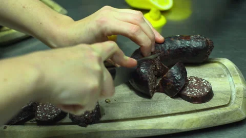 Cutting slices of black pudding blood sausage Ireland food 库存影片 330978065