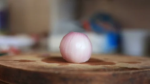 Cutting slices of onion with knife Video stock 129529894