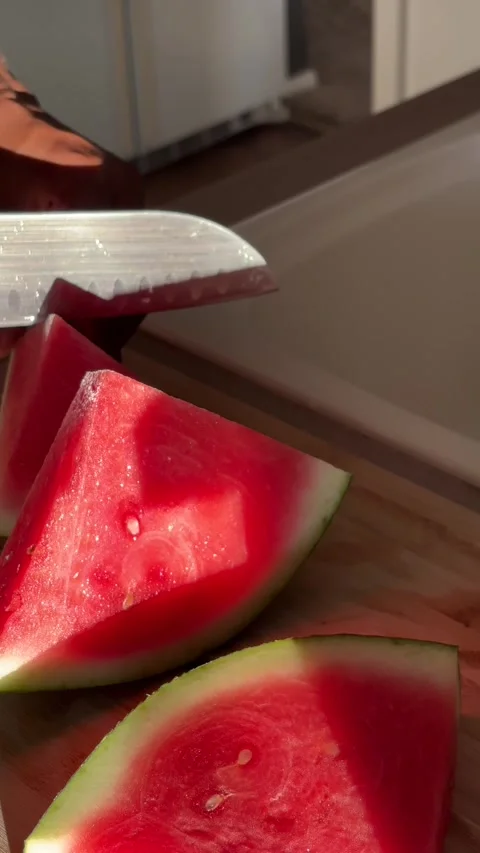 Cutting slices of watermelon Vídeo Stock 313554376