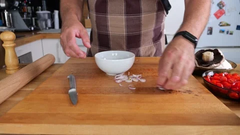 Cutting small onions for pizza or salad. Male hands use a knife on a wooden.. Video stock 280035158