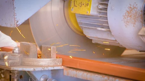 Cutting Solid Iron Saw 스톡 동영상 111481692