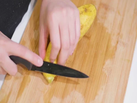 Cutting a squash on a cutting board in slow motion Video stock 80545293