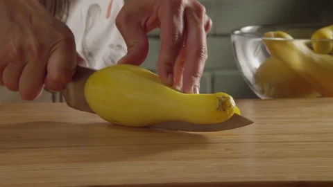 Cutting squash with a knife 動画素材 82275959