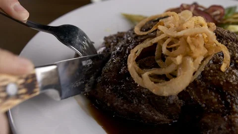 Cutting steak  動画素材 112575101