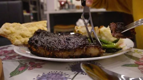 Cutting a steak 動画素材 268139323