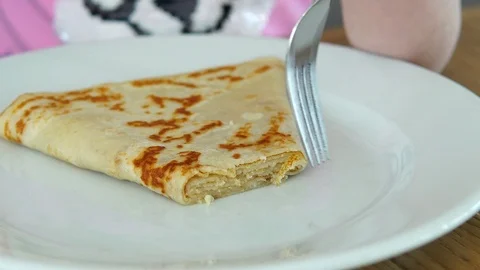 Cutting a stuffed pancake. Stock-Footage 109091716