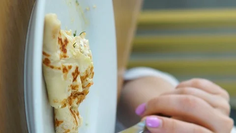 Cutting a stuffed pancake. Video stock 120734643