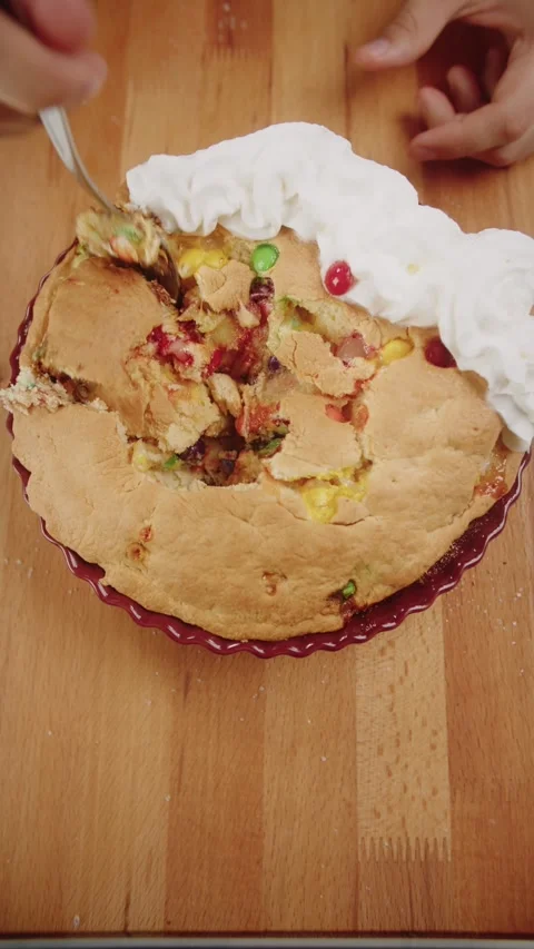 Cutting Sweet Pie from the Oven Video stock 282008028