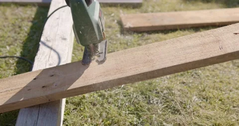 Cutting through board with jigsaw Vídeo Stock 150550052