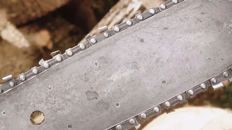 Cutting through wood with chainsaw. Vídeos de archivo 80911253