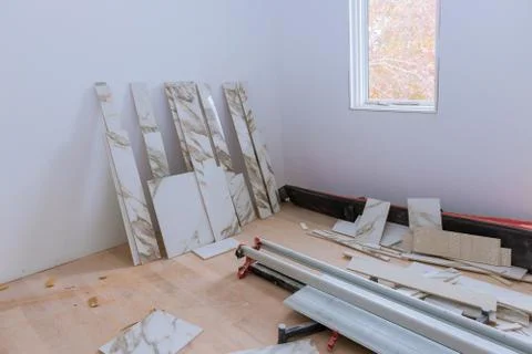 Cutting a tile using grinder at construction trimming tiles Foto stock