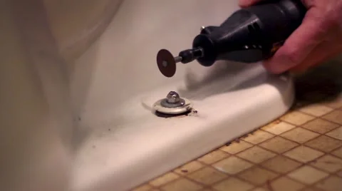 Cutting a toilet bolt Vidéo 40340421