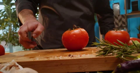 Cutting tomato with a sharp knife Vídeo Stock 311833458