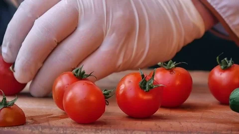 Cutting tomatoes for dishes on the table Vidéo 74944315