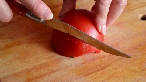 Cutting tomatoes Видео 79041361
