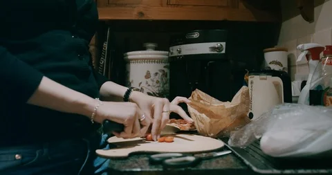 Cutting tomatoes Stockbeeldmateriaal 97448134