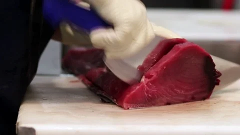Cutting tuna steak 库存影片 75452391