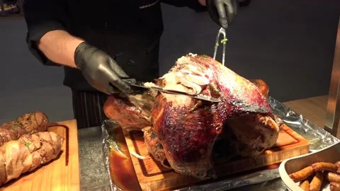 Cutting turkey on a party 库存影片 130863420