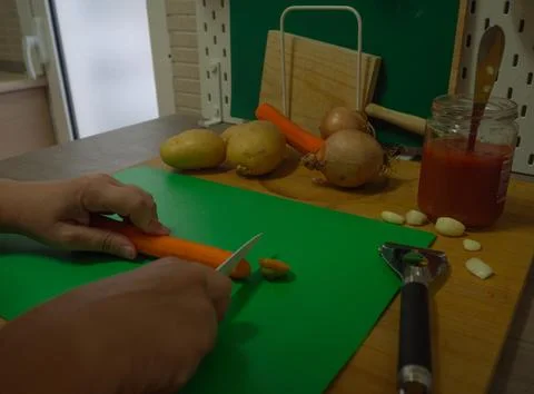 Cutting vegetables in the kitchen Foto stock