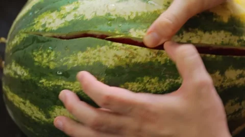 Cutting a watermelon in half Stock Footage 285131562