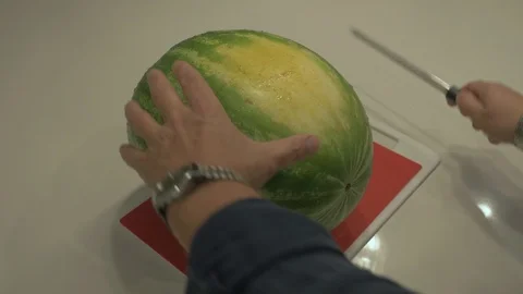 Cutting watermelon in two halves. Stock-Footage 101404897