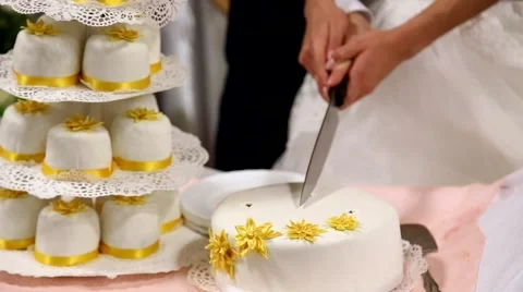 Cutting wedding cake Stock Footage 47850036