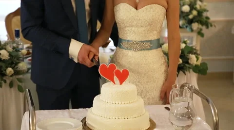 Cutting wedding cake Stock Footage 48348016