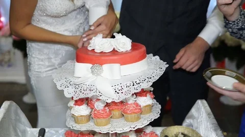 Cutting wedding cake Видео 70912918