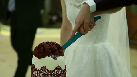 Cutting the wedding cake Video stock 71997725