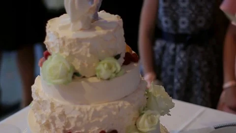Cutting the wedding cake Video stock 71997829
