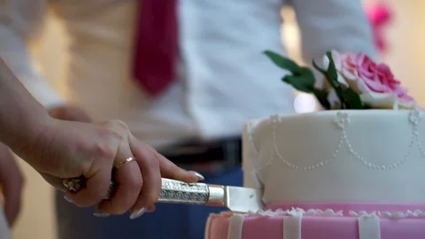 Cutting the wedding cake 스톡 동영상 105331706